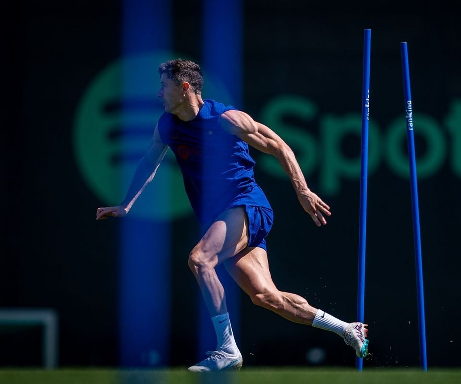 莱万多夫斯基回归赛场，大胜首场状态亮眼，RNG观众沸腾！